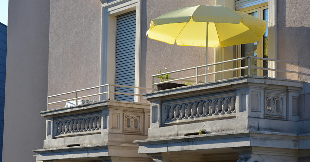 ombrellone sul balcone in condominio